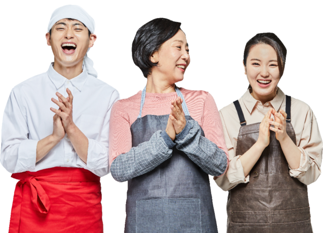 소상공인 세명이 웃으면서 박수를 치고 있다.