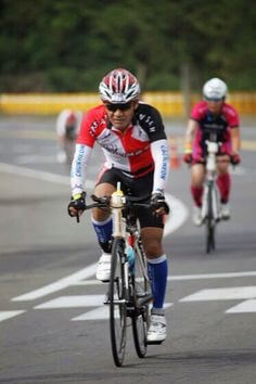 알록달록-옷을-입은-싸이클-선수가-경기에-매진하는-모습