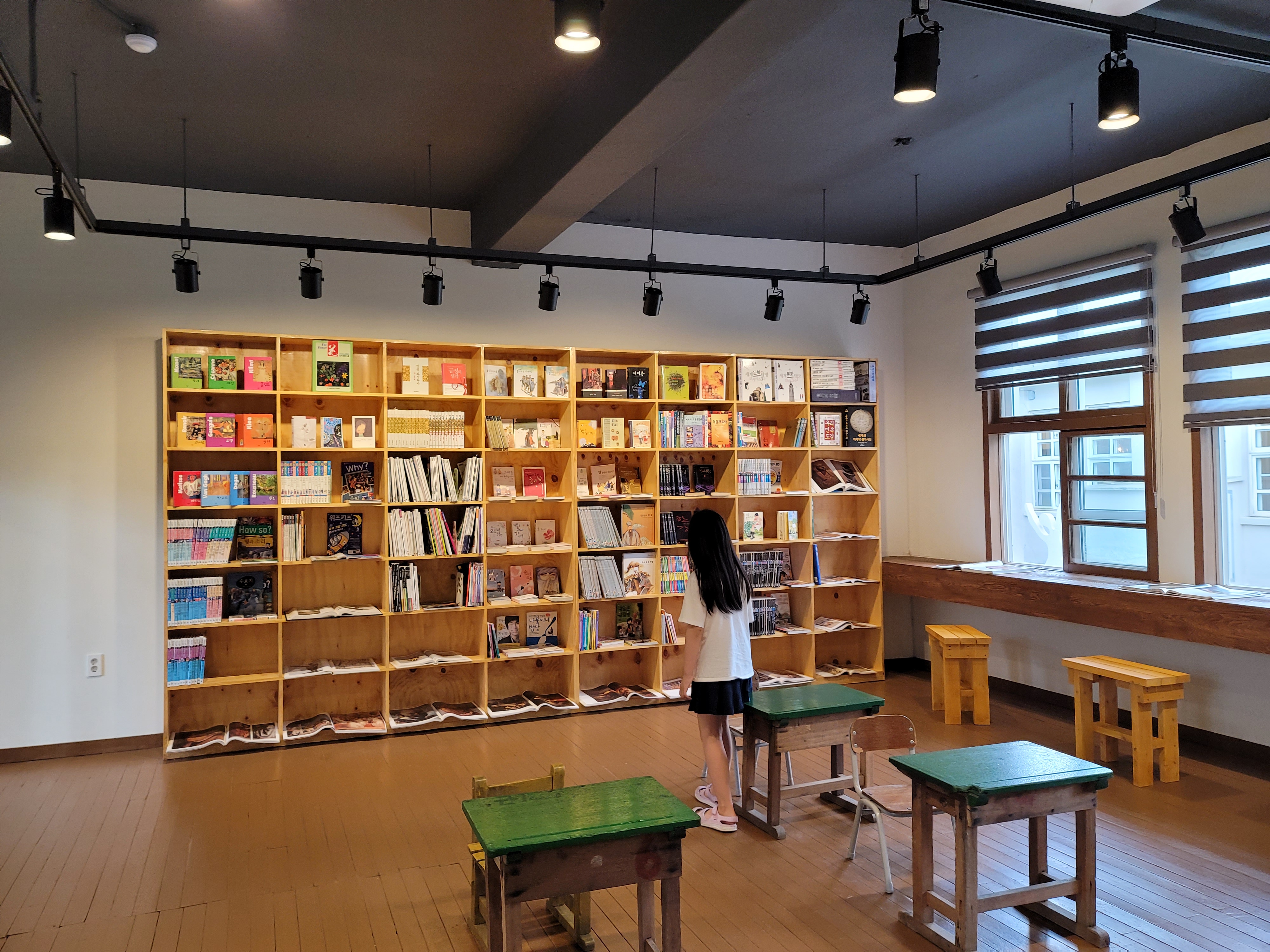 카페 마이산 책장