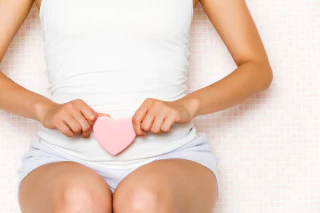 배에 분홍색 하트를 대고 있다