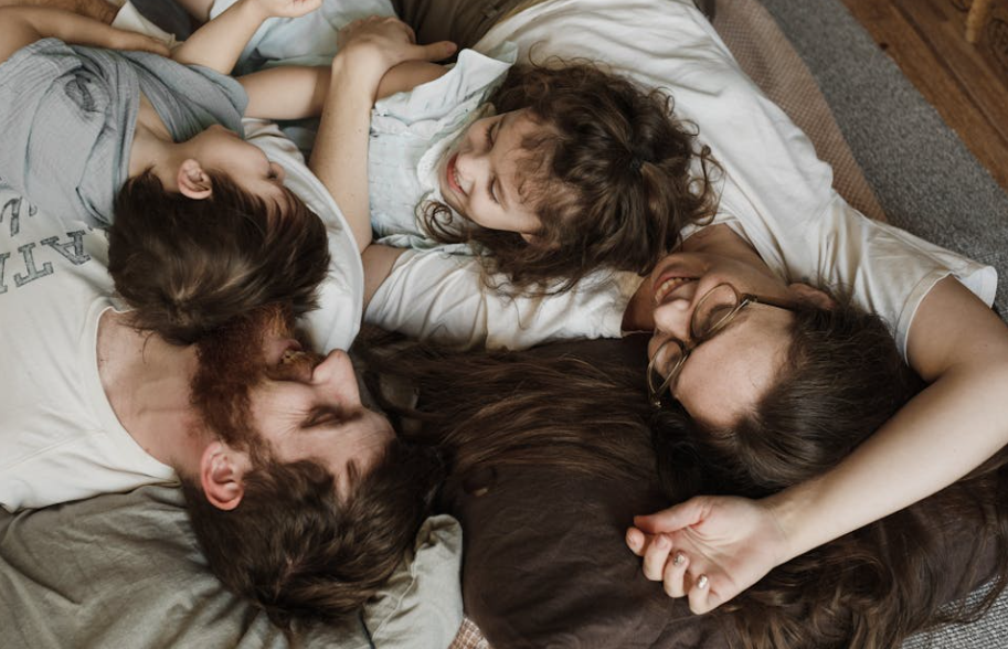 가족들이 누워 행복한 담소를 나누는 모습