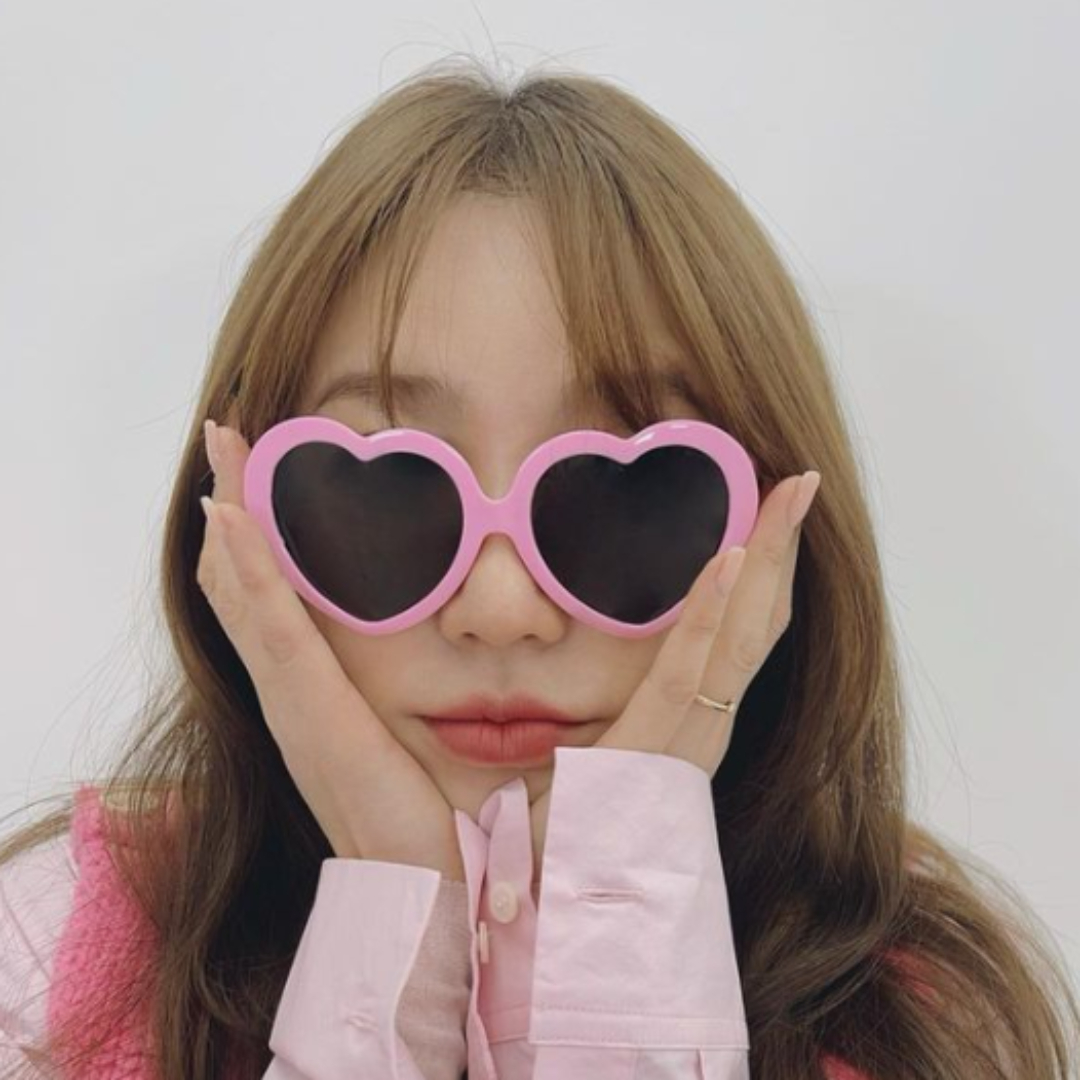 윤은혜-하트모양-선글라스-손꽃받침