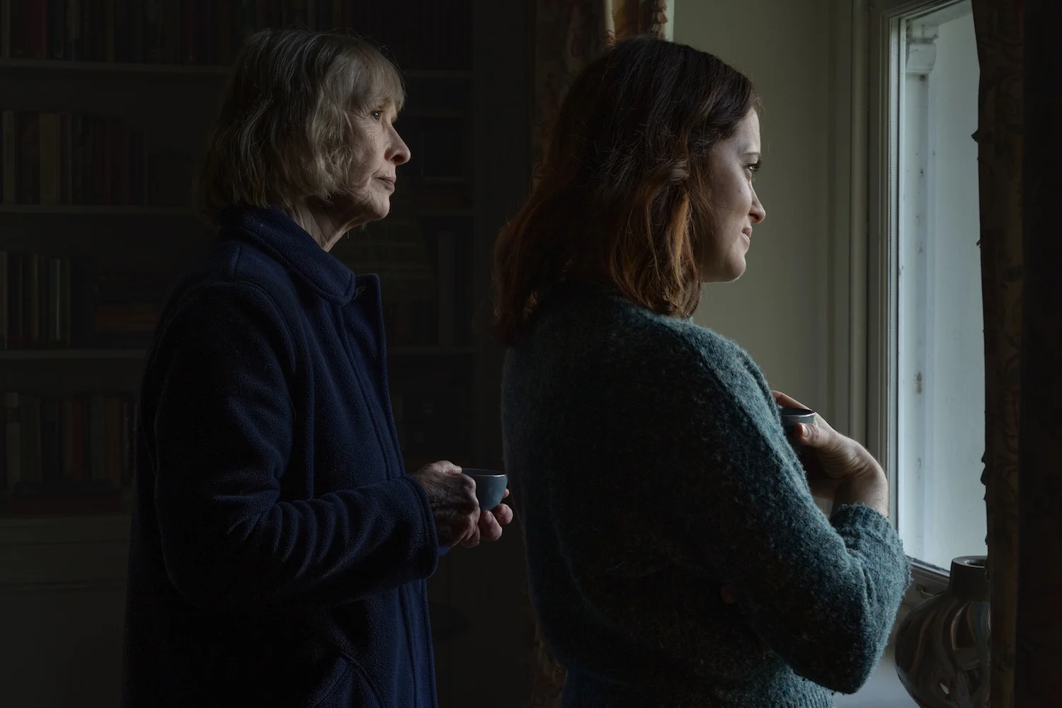 장례식 이휴 창 밖을 바라보는 주인공