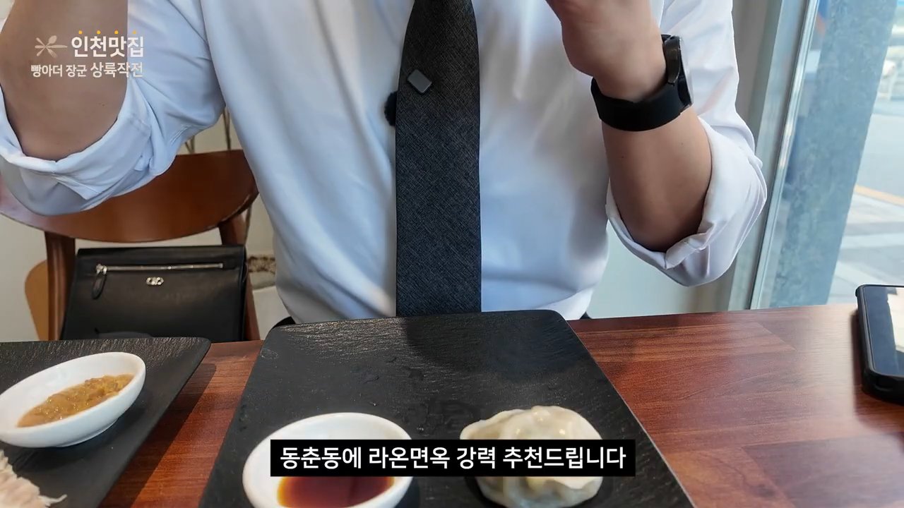 육즙가득 손만두(6알) 10,000원이에요. 슴슴하지만 먹을수록 맛있다는 평이 눈에 띄네요.