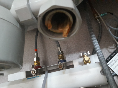 싱크대 연결 부위 오염 사진