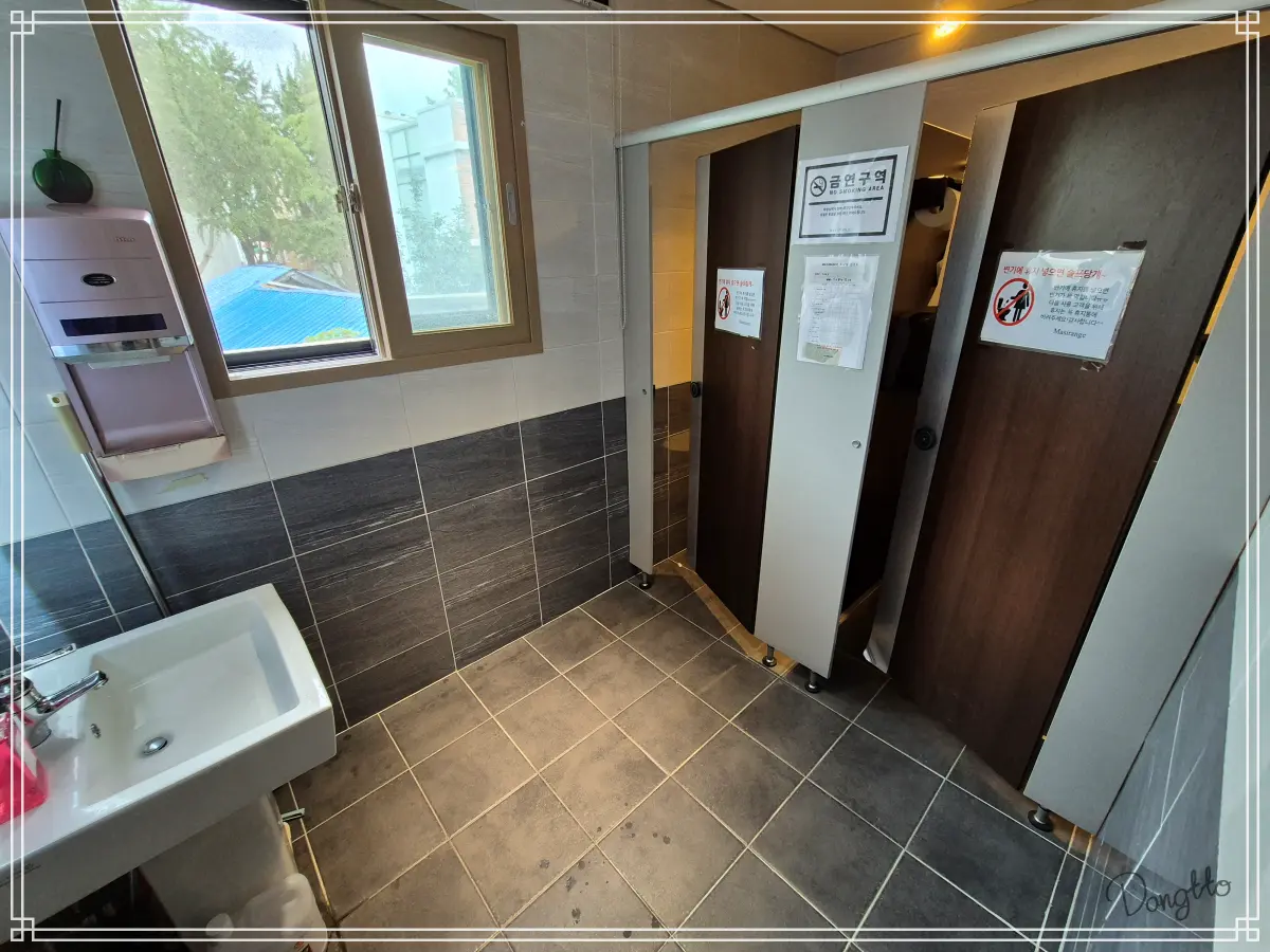 전라도-전주-커플-여행-카페-화장실-내부