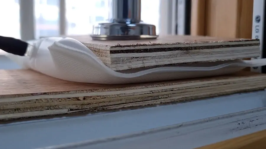 에어백 리프트로 창틀 벌리는 모습