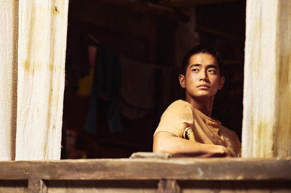 창-밖을-바라-보는-강태주