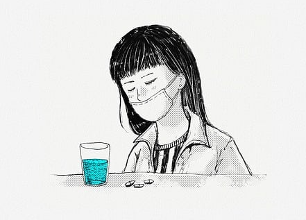 감기에 걸린 소녀가 약 먹을 준비 하는 이미지