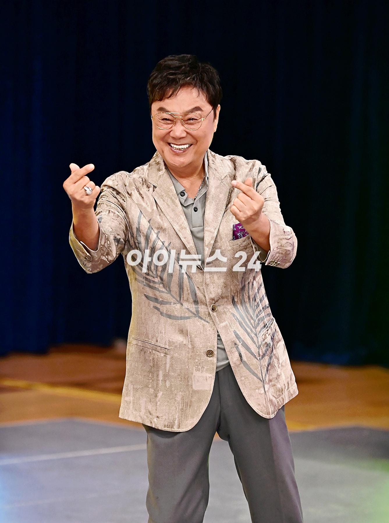 가수 남진이 13일 오후 서울 마포구 YTN홀에서 열린 신곡 쇼케이스에서 기념촬영을 하고 있다. [사진=곽영래 기자]