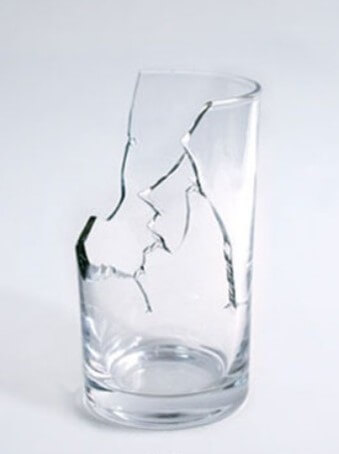 투명한-유리잔이-좌측-상단이-깨져 금이간-상태
