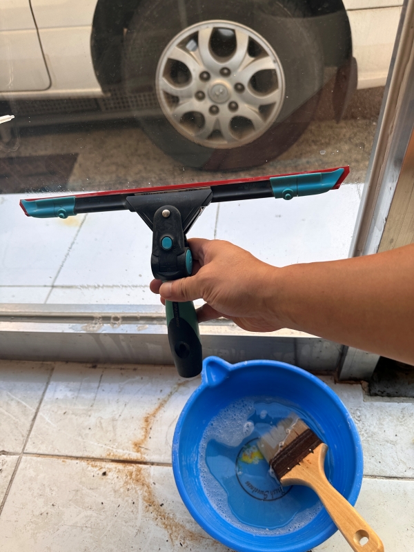 스퀴지로 물기 제거해 줍니다.