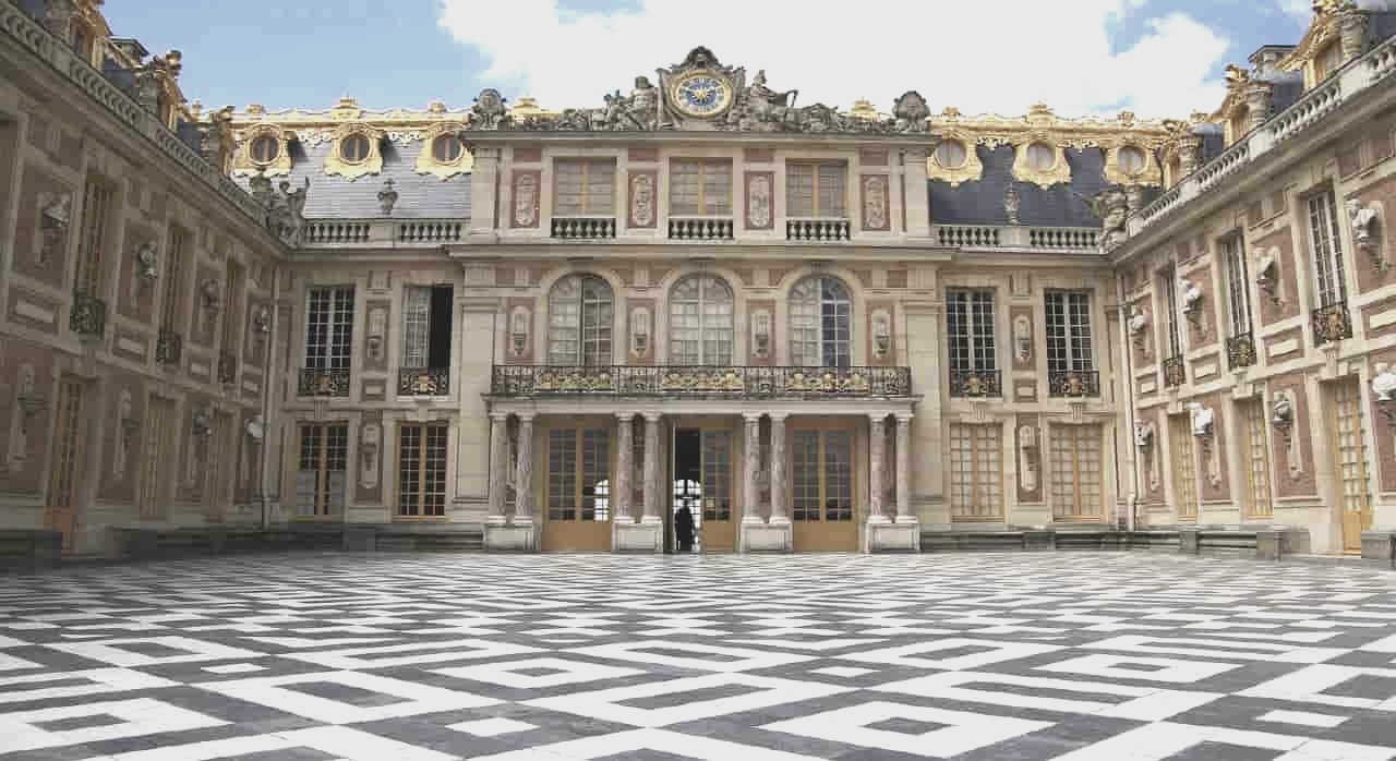 베르사유 궁전 마블 코트의 대칭 구조와 금장 장식이 조화를 이루는 전면부이다. [ⓒpixabay_AdamKinnwall]