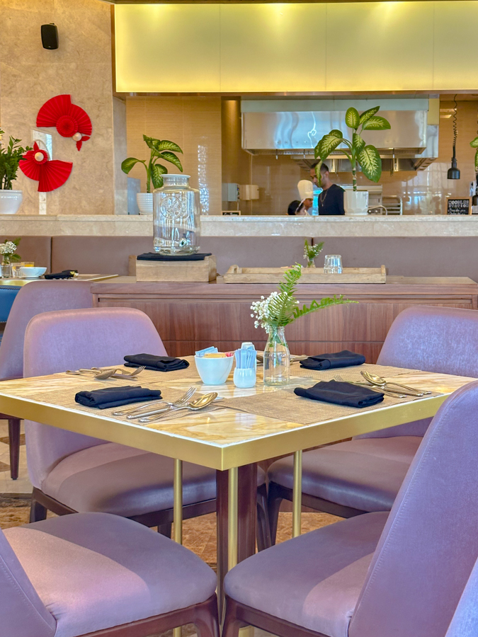 다낭 쉐라톤 그랜드 리조트의 TABLE 88 레스토랑 내부