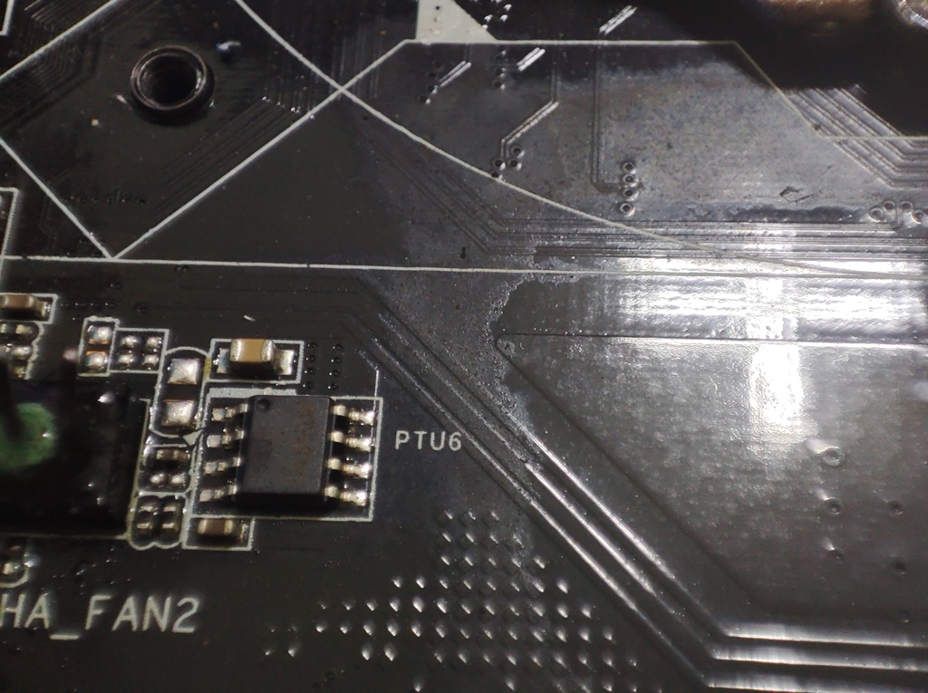 메인보드를 따라서 흘러내린 냉각수 (바이오스)