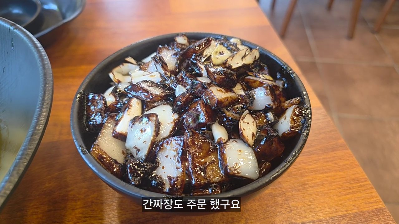 간짜장 7,000원. 갓 볶아 채소가 살아있어요.