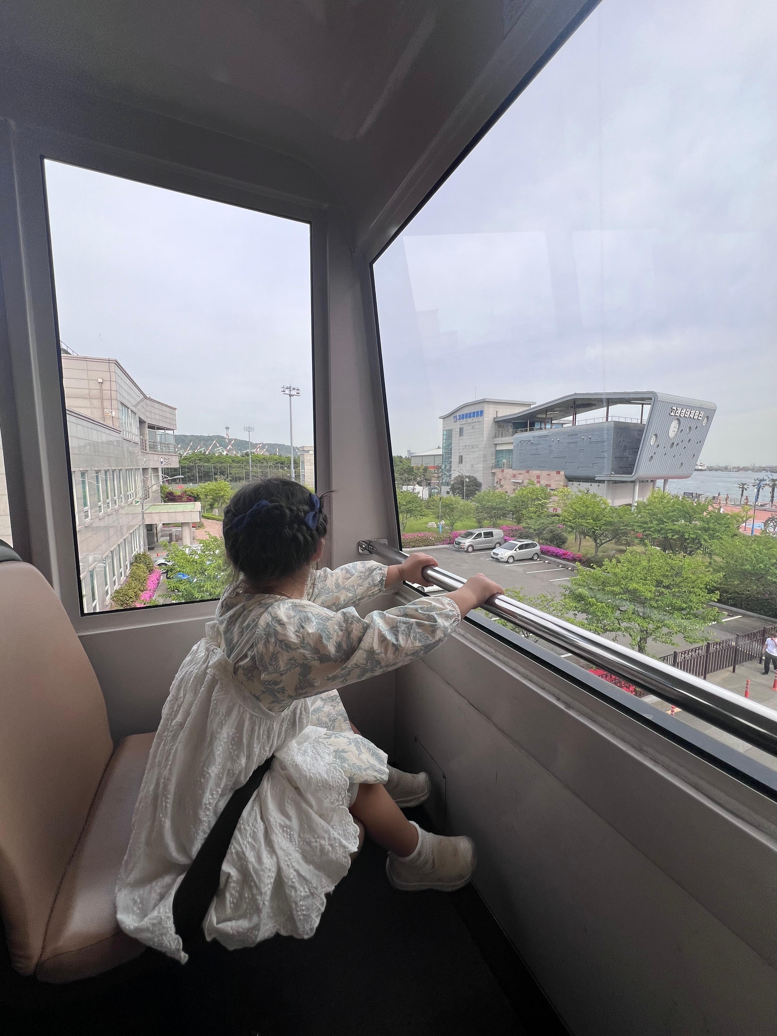 모노레일 위 고래 생태체험관 바라보기