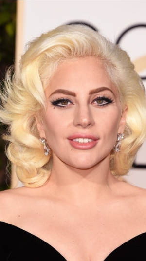 트라우마를 예술로 노래하는 레이디가가 연기도 노래도 뛰어난그녀 패션유머감각까지 그녀는 1인자 이다.