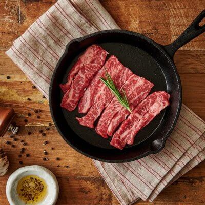 프라이팬에 담긴 꽃갈비살