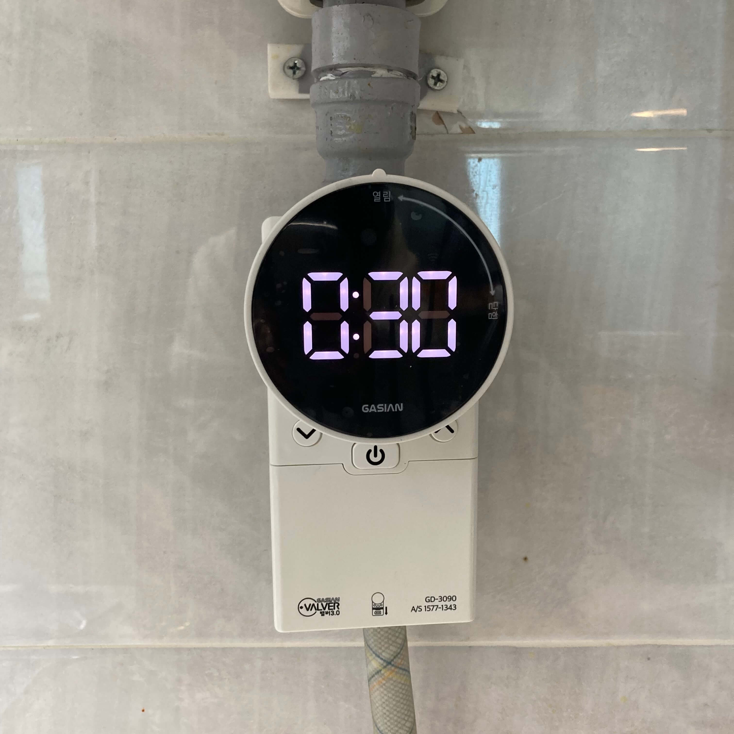 주방에 부착한 가시안 가스 밸브 타이머가 설치되어있는 사진