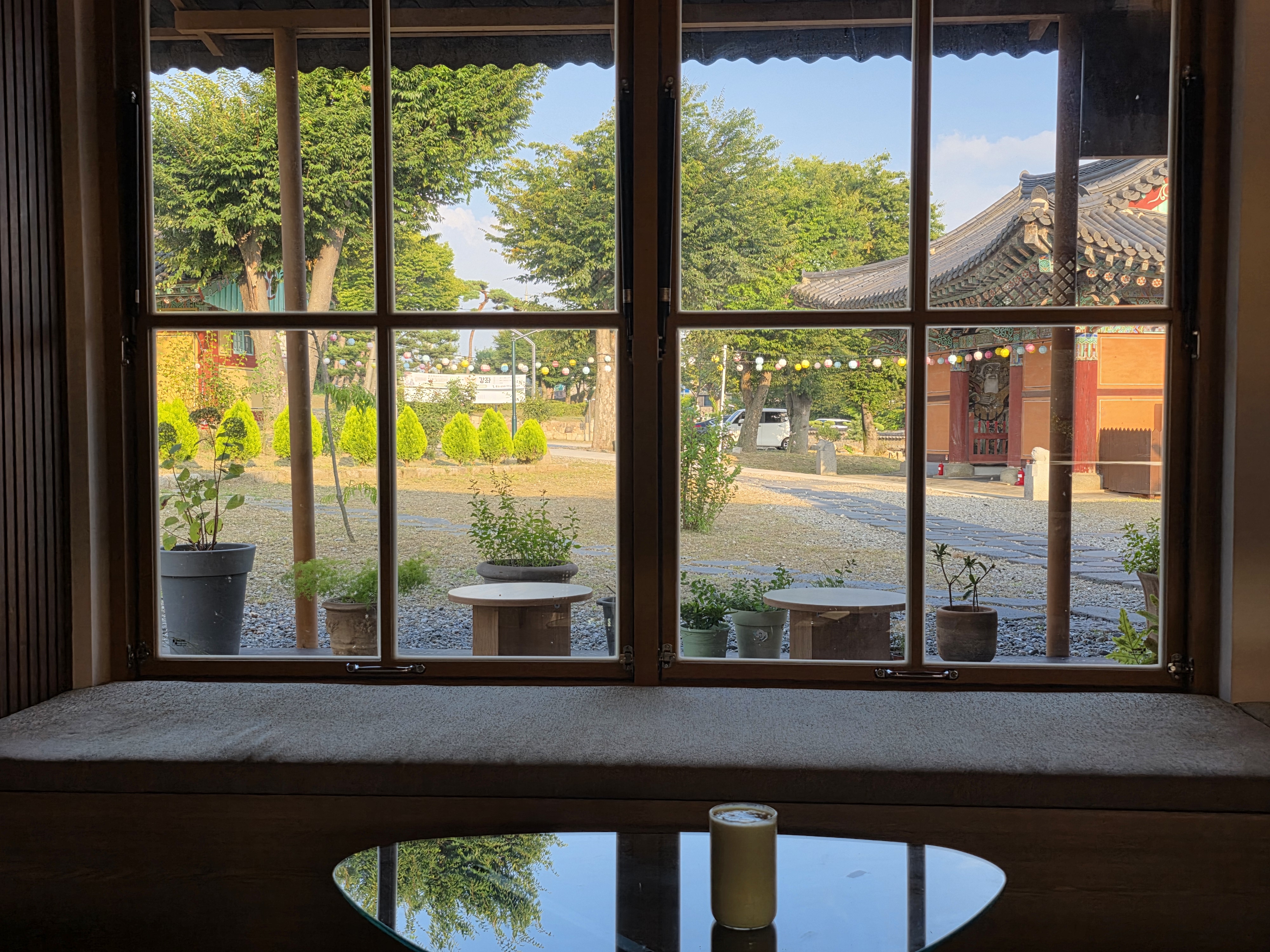 용주사 카페 화산 창가에서 바라본 용주사 경내 풍경