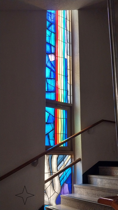 신사동성당 성전으로 올라가는 계단에 있는 스테인드글라스 사진입니다.