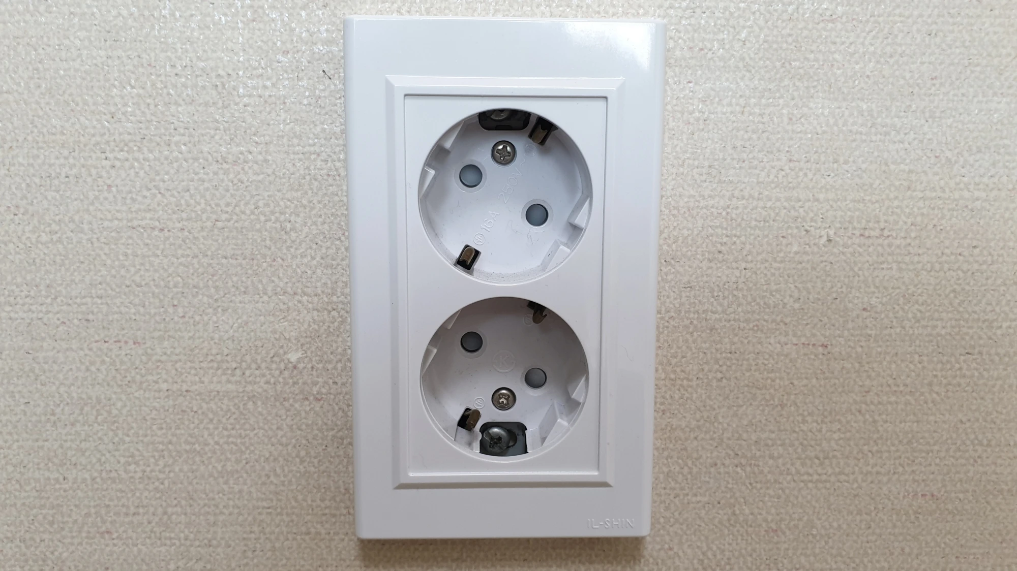 220볼트 콘센트 교체 완료 모습