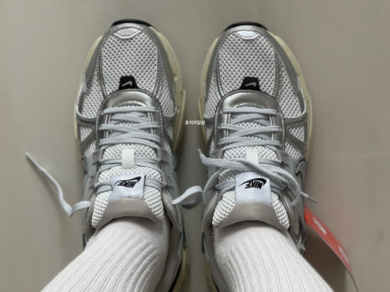 나이키 V2K 런 서밋 화이트 메탈릭 실버-착용 후기