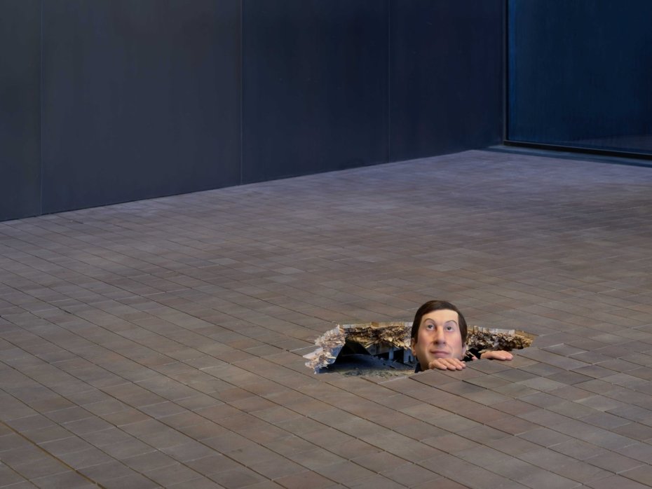 무제’, 2001, 플래티넘 실리콘, 에폭시 유리섬유, 스테인리스 스틸, 머리카락, 옷, 신발, 가변 크기, Courtesy of Maurizio Cattelan, 사진: 김경태