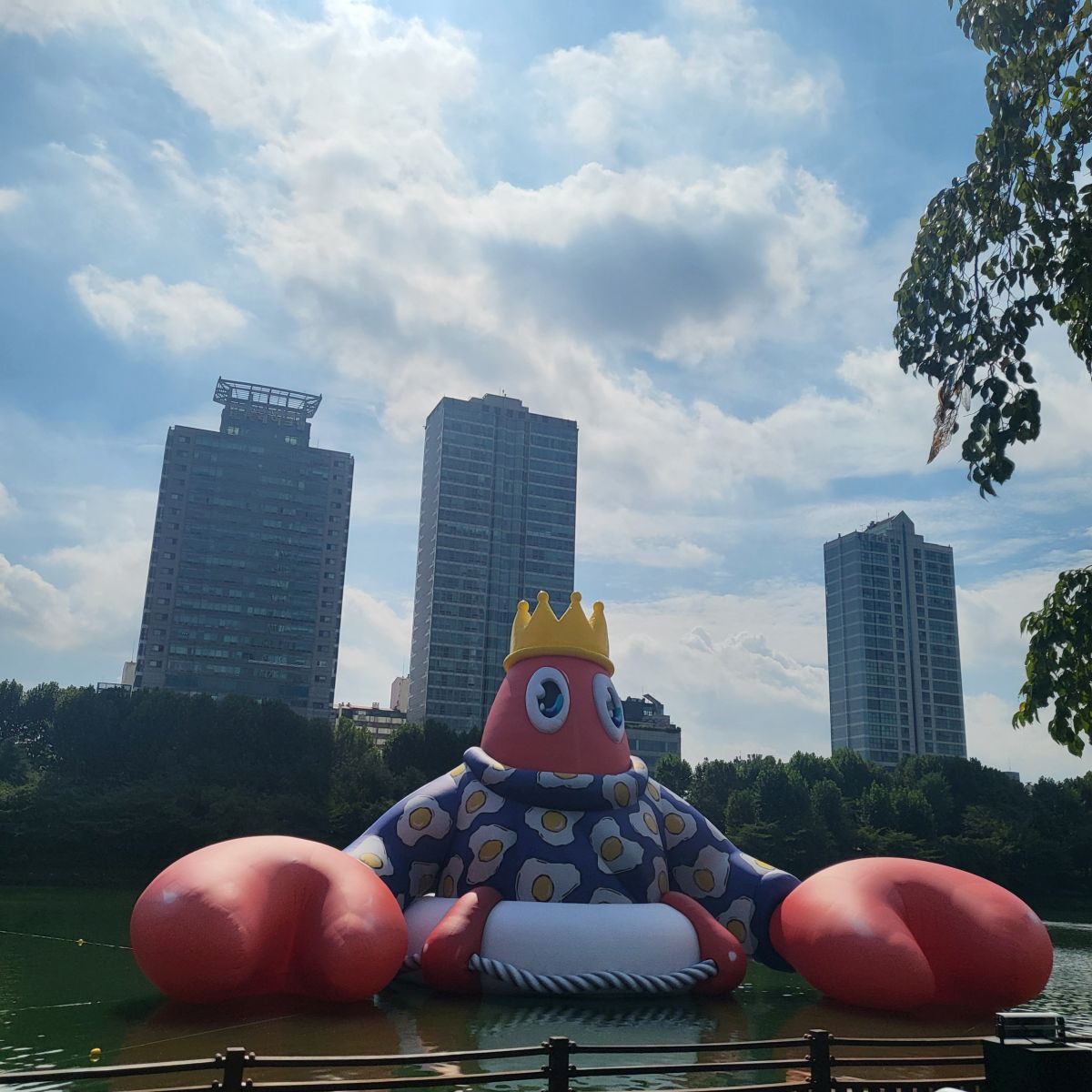 석촌호수에-떠-있는-랍스터