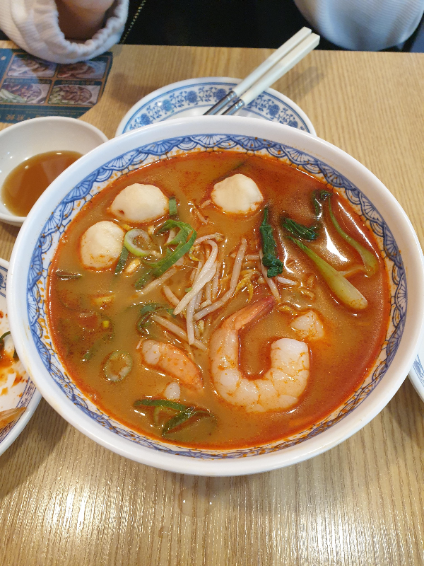 붉은 국물색이 인상적인 새우탕명 마라맛. 안에 청경채 등의 채소와 새우 등이 보인다.