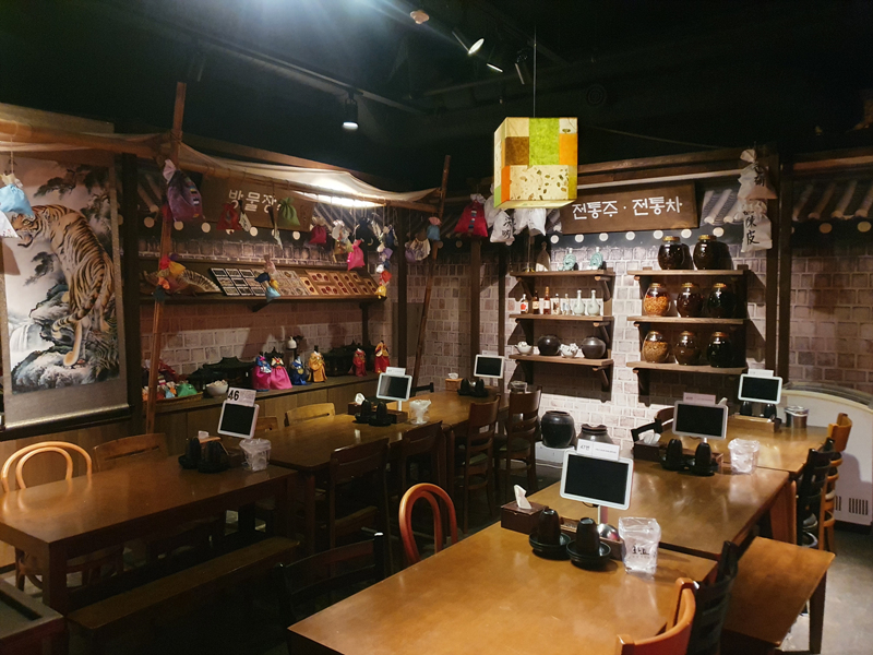 주막-분위기의-좌석