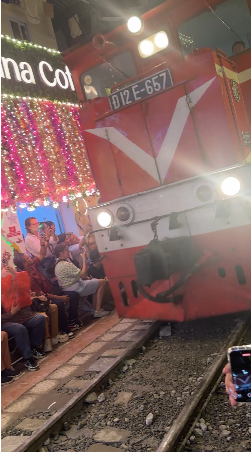 기차 스트리트를 통과하는 기차모습