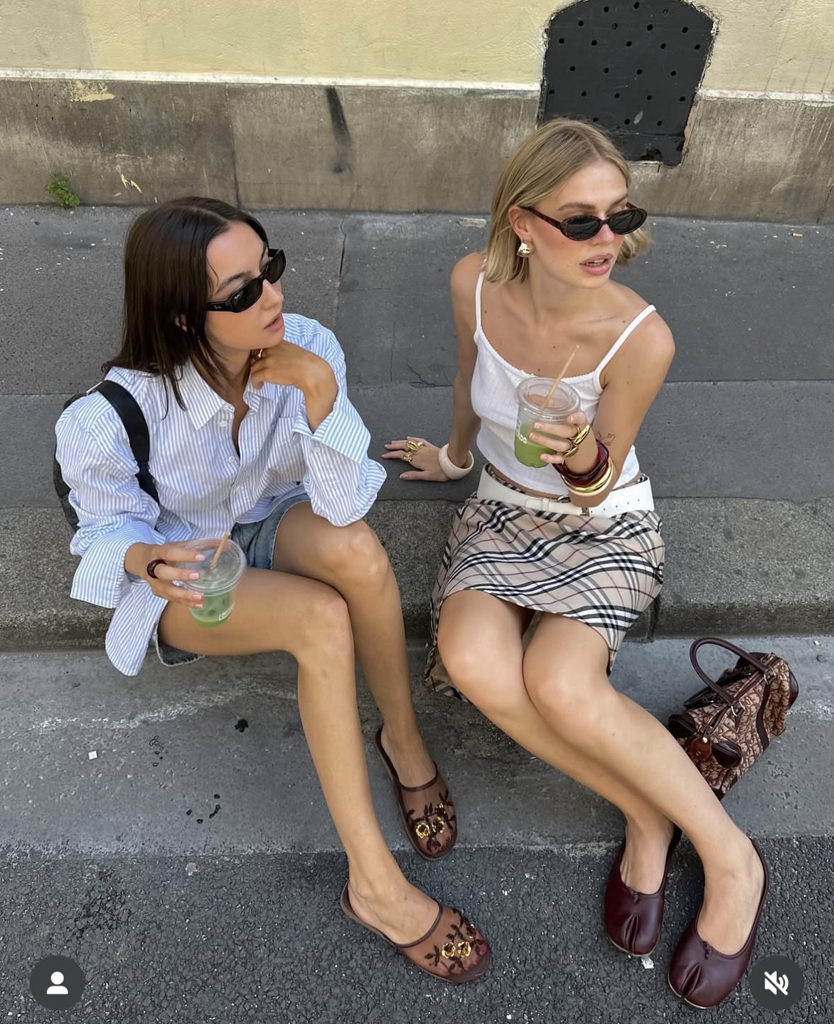 파리의 여름 셔츠 스타일, 발레리나 플랫의 취향, 그리고 파리 거리에서 마신 한 잔의 여유 관련 사진