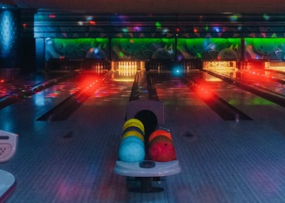 블랙라이트-예시-볼링장-사진