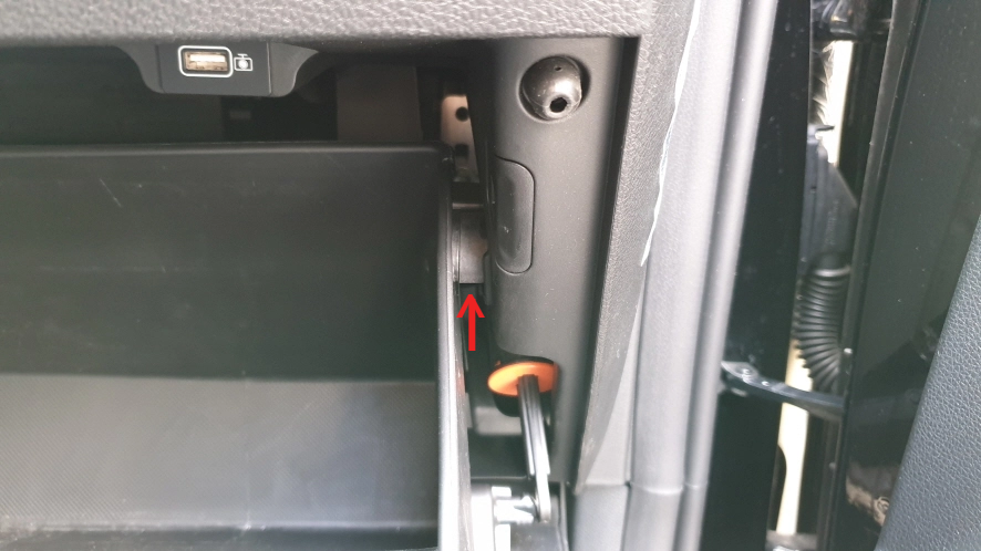 글로브박스 지지대 위치