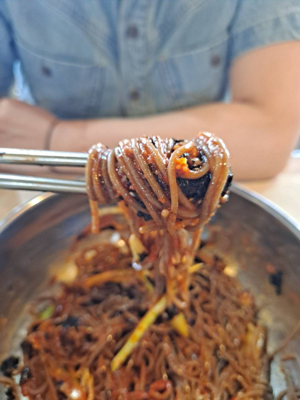 비빔막국수 한젓가락