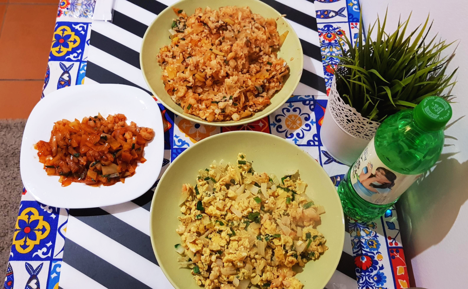 포르투갈 리스본 첫날의 저녁 김치볶음밥, 새우 스크램블 에그, 고추장 새우볶음