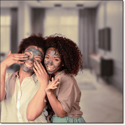 도꼬마리 가루로 마스크 팩한 여성