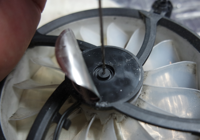 손 힘으로도 뚫립니다.