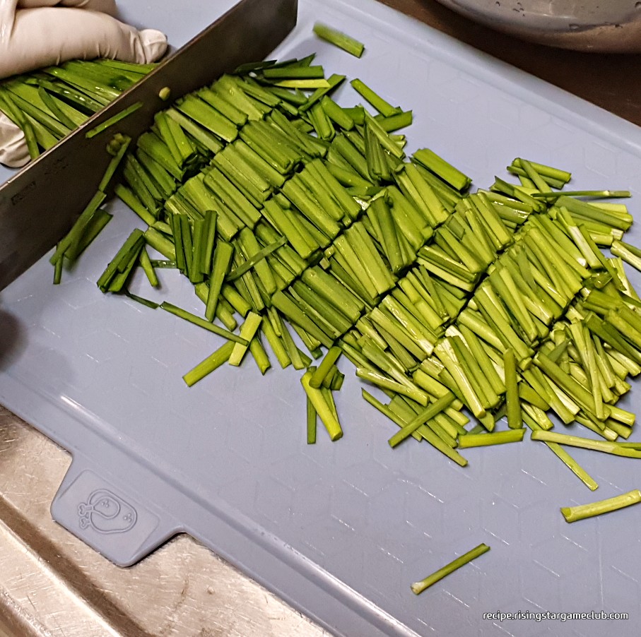오이 소박이에 들어갈 부추를 2Cm정도 간격으로 자르는 사진