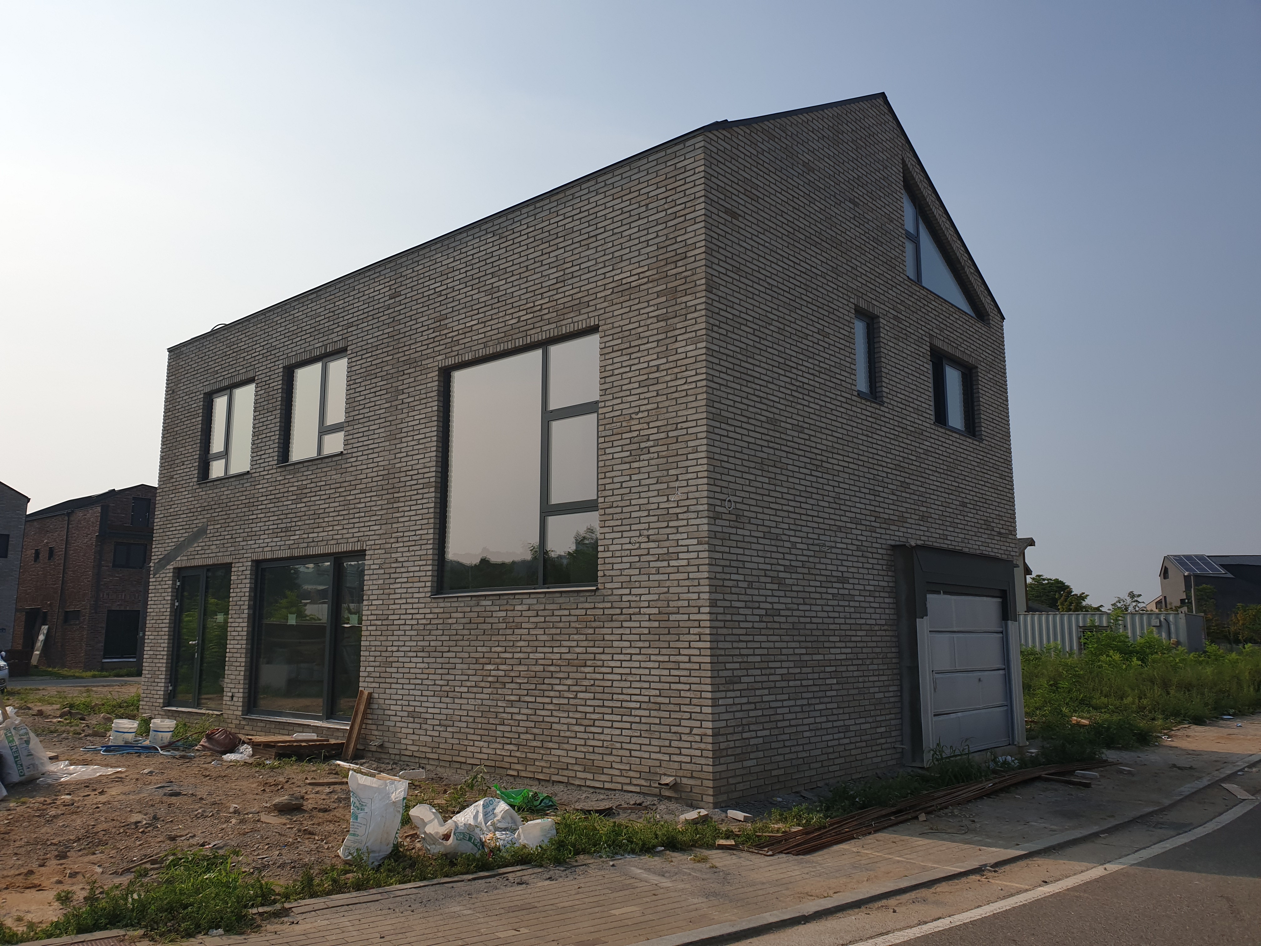 본채가 완공된 단독주택 외관의 이미지