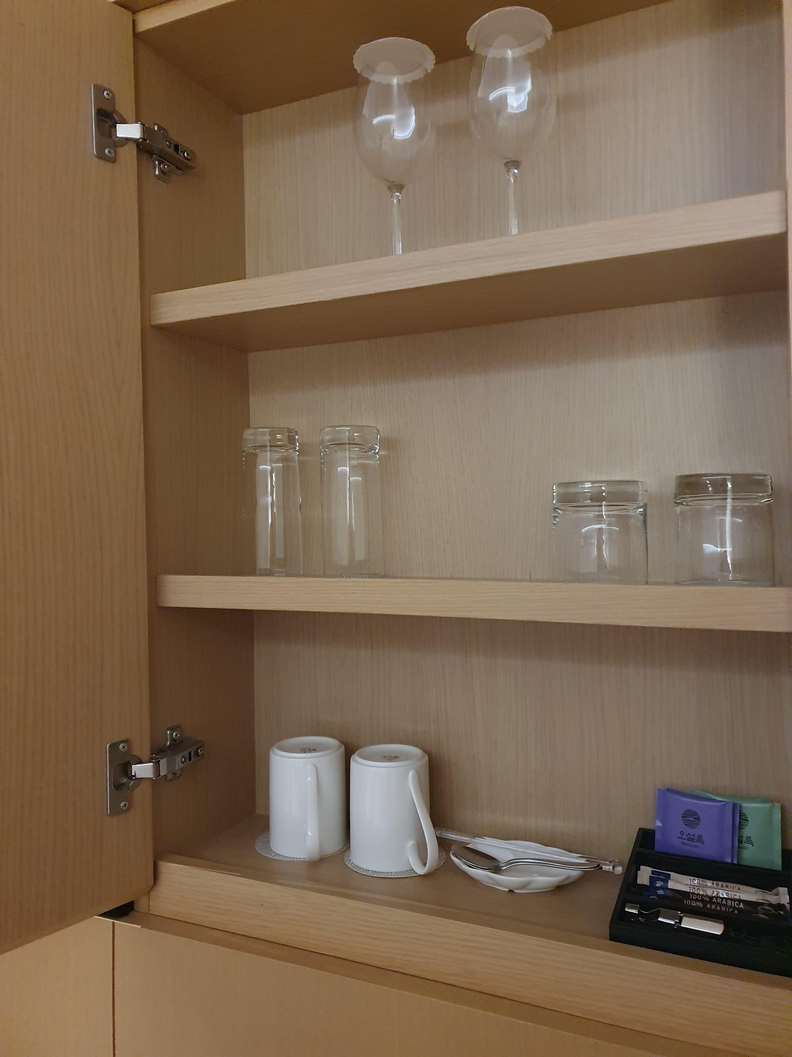 신화월드 메리어트 객실 커피잔과 와인장