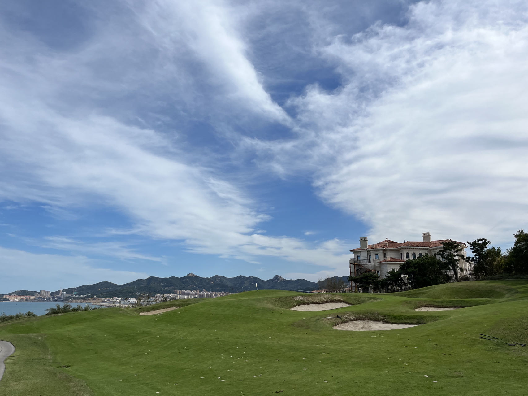 대부분 그린 주변 벙커가 위협적이다