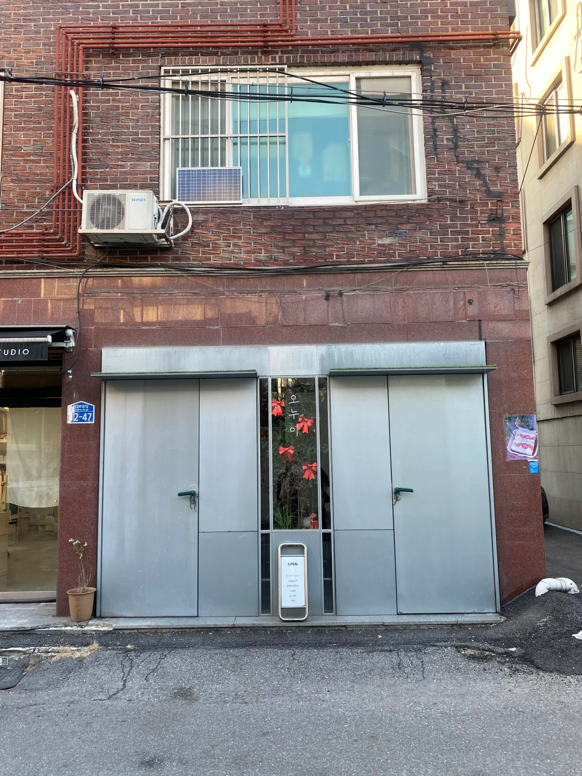 골목에-위치한-카페의-출입문-모습