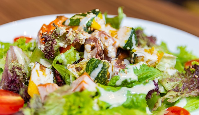 간헐적 단식으로 먹는 샐러드에 관한 그림