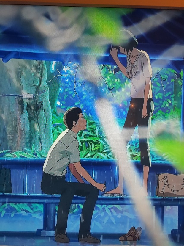 일본 언어의정원 애니메이션의 공원속 주인공 모습