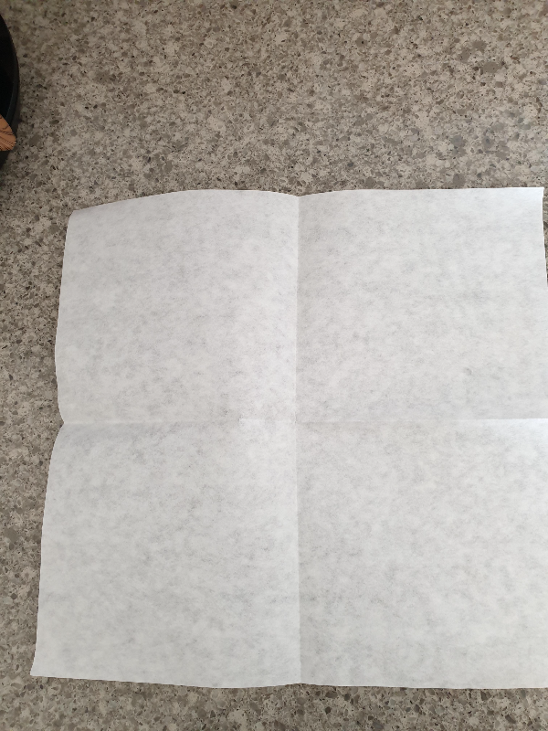 사각 필터를 넓게 편 모양. 4 등분되어 접힌 자국이 보인다. 