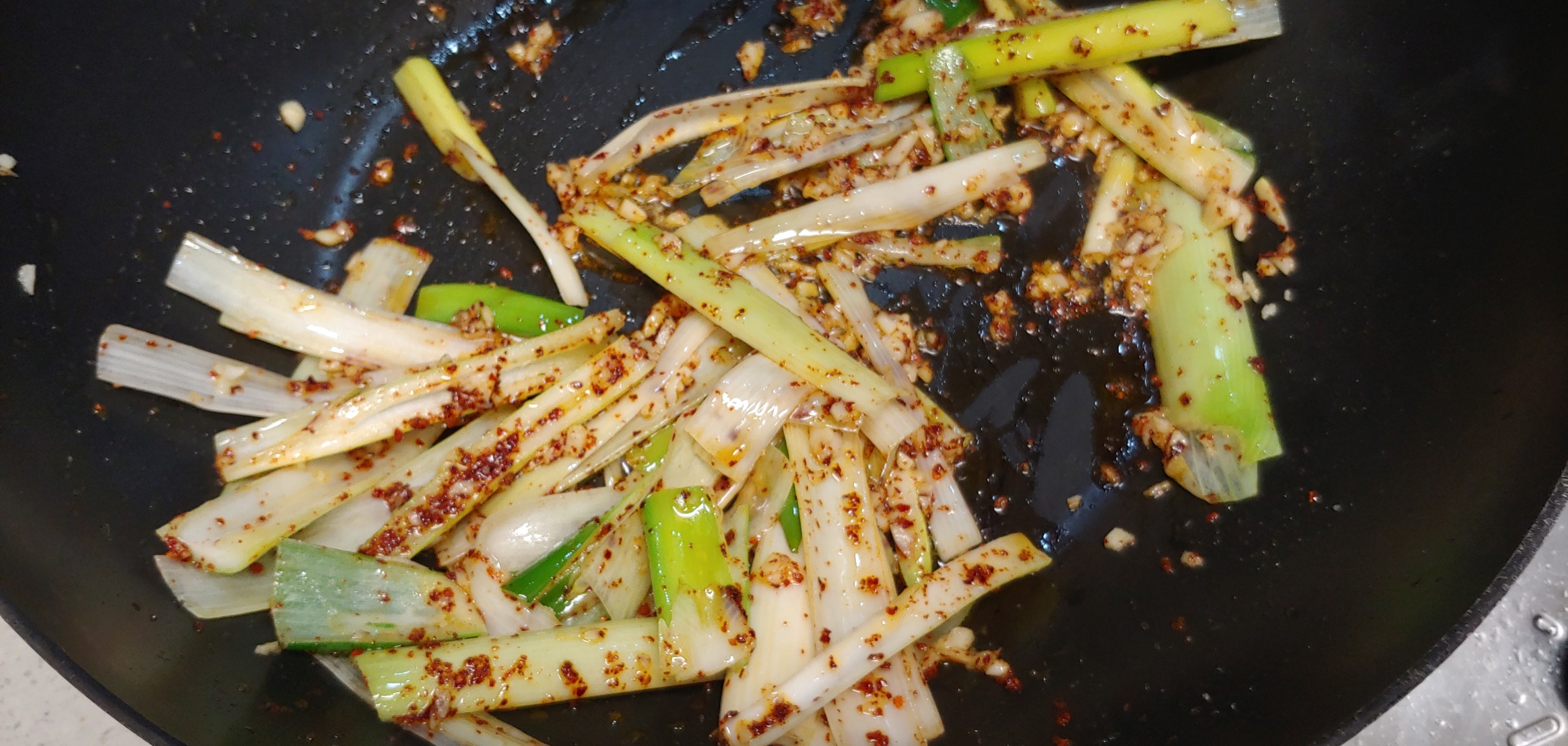 고추가루는 고추기름을 내면서 커리맛을 보완해줍니다.