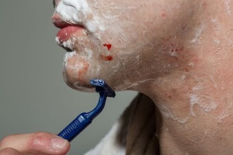 면도하다-면도날에-베여-두군데가-피가나는-모습